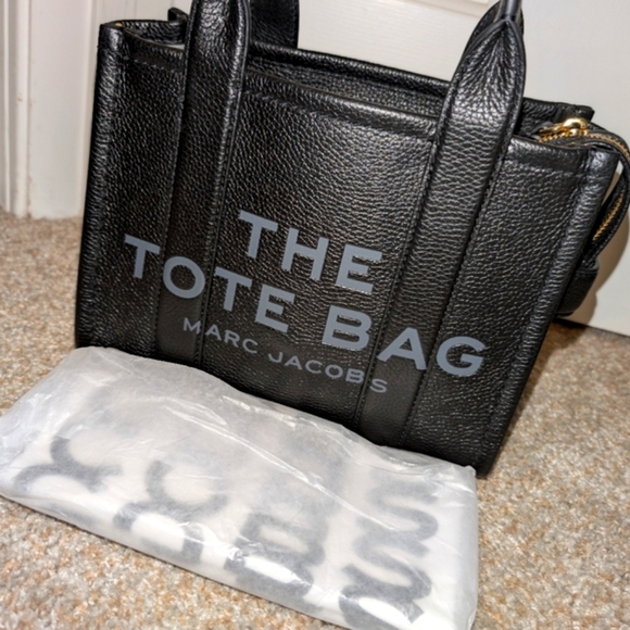 The Small Leather Tote by Marc Jacobs - Picture 2 of 6